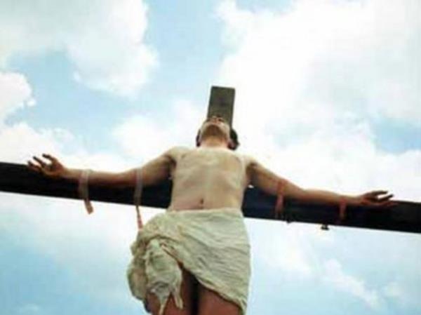 <b>armha Gerilme:</b> armh, birbiri zerine apraz konmu iki tahtadan oluan daraac. Farsa drt ivi anlamna gelir. Eskia'da kurulu din ve dzene kar su iledii iin idamna karar verilenler armha gerilerek ldrlrlerdi.