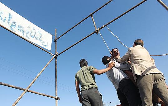 <b> Ksa d idam:</b> Ancak idam cezalarnn uygulan metotlar da lkeden lkeye deiiklik gstermekte. En ok kullanlan yntem ise ?Amerikan stili? ya da ?ksa d? ad verilen dn mahkumun boynunu krmayacak ekilde olduka ksa bir mesafeden yapld metot. Mahkum bu yntemle infaz edildiinde, dmle bouurken daha da sklamasna neden olup ac ekerek lyor.