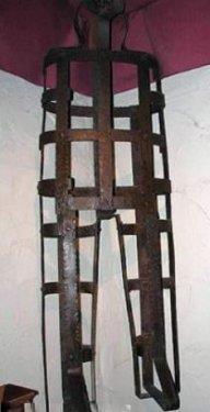 <b>Tabut ikencesi:</b> Filmlere de zaman zaman konu olmu bir yntem. Sulu insan vcudu eklinde yaplm metal bir kafes iine yerletiriliyor. Bu kafes de bir aaca veya duvara aslyor.