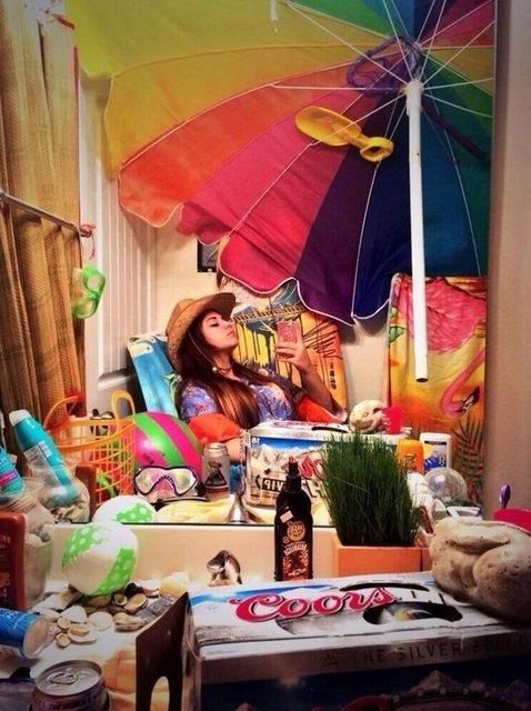 Dnyann drt bir yannda kullanlan ngilizce szlkleri basan Oxford niversitesi Yaynevi...