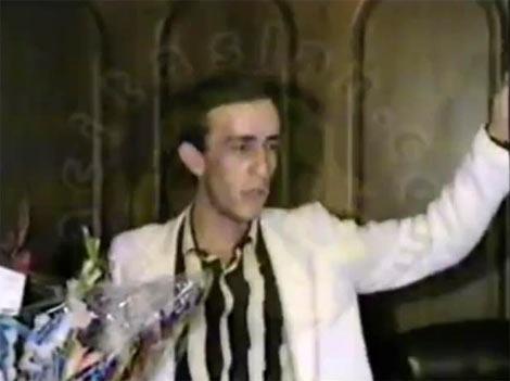 lk kez SacitAslan.com'da yaynlanan grntlerde, stanbul Kadky'de 80'li yllarda ekilen grntlerde yakn dostlar, Ali Aaolu'nun babas Mithat Aaolu'na "Ali ne olacak?" eklinde bir soru yneltiyor.