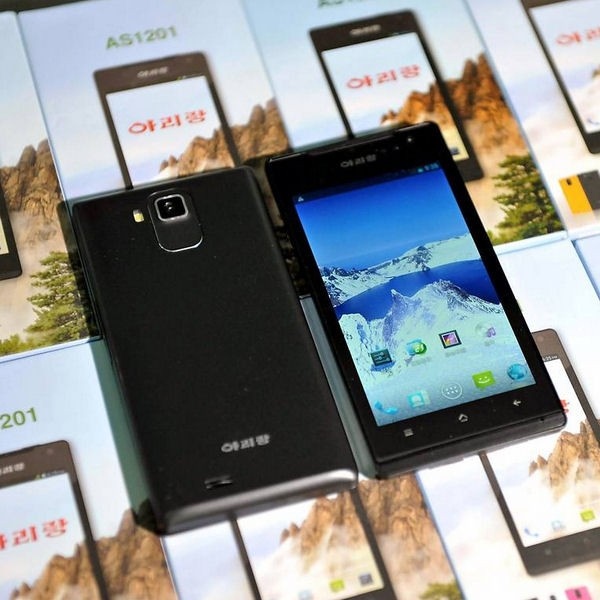 <p><b>Arirang</b></p>  Arirang, Kuzey Kore`nin ilk ve muhtemelen tek telefonu. Android`li telefonun zellikleri pek bilinmese de Kuzey Kore Ulusal Lideri Kim Jong Un ondan ok umutlu. Cihazn byk blm in`de retiliyor ve birletirme ii Kuzey Kore`de gerekletiriliyor.