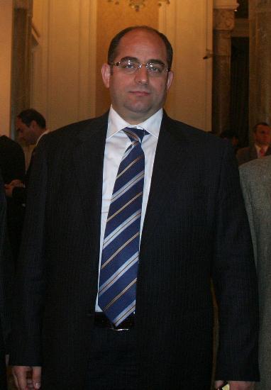 <p><b>ZEKERYA Z KMDR</b></p>    Zekeriya z, Bulgaristan gmeni bir ailenin ocuu olarak Dnya'ya geldi. lk, orta ve lise retimini Bursa'da tamamlad. Babas Bursa'da esnaflk yapan Zekeriya z, 1986 ylnda girdii stanbul niversitesi Hukuk Fakltesi'nden 1991 ylnda mezun oldu.