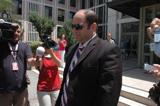 <p><b>ERGENEKON SAVCILIINDAN BAKIRKY BASAVCI VEKLLNE</b></p>    <p>mraniye'de bir gecekonduda 27 adet el bombasnn bulunmas ile 12 Haziran 2007'de balayan Ergenekon soruturmasyla Trkiye, Zekeriya z ismini duydu. </p>    Ergenekon soruturmasn balatan ve gndeme damga vuran nemli davalarn savcs olan z'e 2009 ylnn Ocak aynda Babakan Erdoan'n Mercedes marka zrhl makam arac tahsis edilmiti. Bakrky savclna atanan z'n makam aracnn aylardr tamirde olduu hatta korumalarnn eskort aracnn da dn Emniyet tarafndan geri alnd ortaya kt.