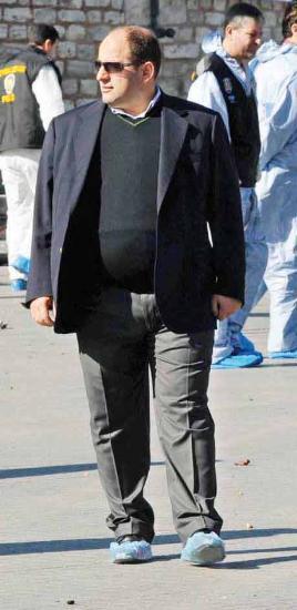 <p><b>AIKLAMA ZN BEKLERKEN GREV YER DET</b></p>    <p>Ekim 2013'de yapt Dubai seyahatinin 77 bin TL tutan faturalarn iadam Aaolu'nun dedii iddialarnn aslsz olduunu savunan z, bu konuya ilikin yazl aklama yapmak iin HSYK'dan izin beklerken ani bir kararla HSYK 1'inci Dairesince Bakrky Cumhuriyet Basavc vekilliine atandn rendi. </p>    Dubai seyahatinin masrafnn kendisinin karladn savunan z, faturalarnn bulunduu HSYK'nn izin vermesi halinde faturalarn da yer ald yazl bir aklama yapacan syledi.