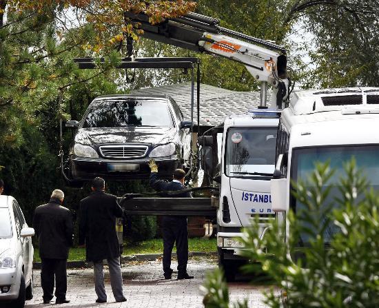 <p><b>BABAKAN'IN MAKAM ARACI ONA TAHSS EDLMT</b></p>    Zekeriya z'e 2009 ylnn Ocak aynda Babakan Erdoan'n zrhl Mercedes makam otomobili tahsis edildi.     <p>HSYK'nn hakknda inceleme balatt ve Bakrky savclna atanan z'n makam aracnn aylardr tamirde olduu, korumalarnn eskort arac dn Emniyet tarafndan geri alnd.</p>