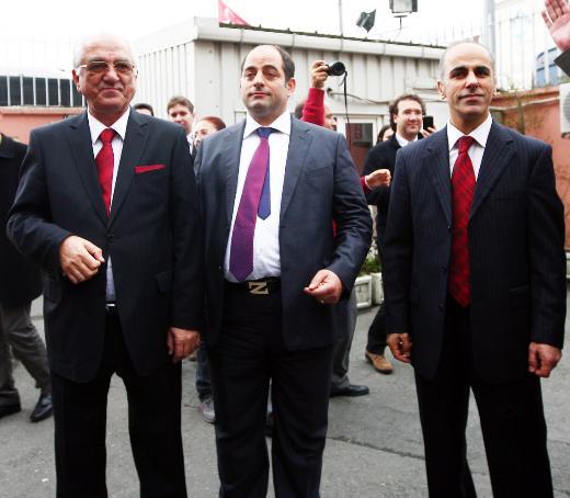 Soruturma kapsamnda baz subaylarn ifadesi Zekeriya z tarafndan alnm ancak sra generallere gelince yetki krizi yaanmt. stanbul Basavcs Aykut Cengiz Engin'in talimat ile o tarihte basavc vekiliine vekaleten bakan Cumhuriyet Savcs Rasim Ikaltn, 16 Austos 2010 tarihli yazs ile Adalet Bakanl Genelgesini gereke gstererek muvazzaf general, amiraller hakkndaki dosyann eksiksiz olarak hibir ilem yaplmadan 24 saat iinde kendisine gnderilmesini istemiti.     <p>Kriz Basavcvekili Turan olakkad'nn generallerin sorgusunu Zekeriya z ile birlikte yapmas ynnde alnan kararla sona ermiti. Krizin almasnn ardndan soruturma dosyalar ise Zekeriya z'de kalmt.</p>