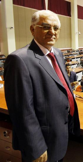 <p><b>2008'DE SAVUNMUTU</b></p>    Ergenekon soruturmas kapsamnda tutuklanan baz sank ve vekillerinin soruturmay yrten Cumhuriyet savclarndan Zekeriya z hakknda yapt ikayetler nedeniyle balatlan inceleme kapsamnda Adalet Bakanl dnemin Ergenekon soruturmasnn da yrtld rgtl sulara ilikin soruturmalardan sorumlu stanbul Cumhuriyet Basavc Vekili Turhan olakkad'dan gr istemiti.     <p>zerinde gizli olduu belirtilen 29 Temmuz 2008 tarihli 30 sayfalk fezlekede grn aklayan dnemim stanbul Cumhuriyet Basavc Vekili Turan olakkad, Zekeriya z'n Ergenekon soruturmasn hukuka uygun yrtmedii ynndeki iddialara ilikin kusurunun olmadn belirtmiti.</p>