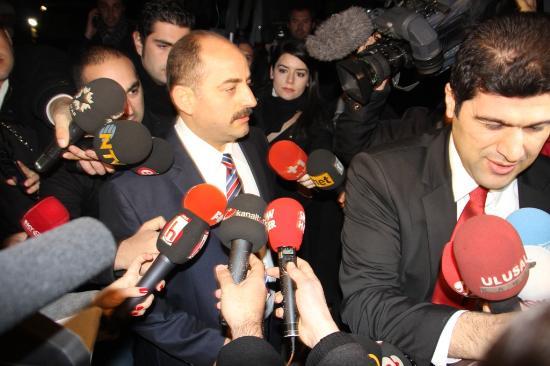 <p><b>NCELEME ZN VERD, GREV YERN DETRD</b></p>    17 Aralk'ta yaplan operasyonun ardndan Savc z'n yolsuzluk ve rvet iddialarna ilikin soruturmadan alndna ilikin dedikodulara ise son noktay HSYK koydu. Ahmet Hamsici'nin bakanlnda toplanan HSYK 3. Dairesi, stanbul Cumhuriyet Basavcs Turan olakkad, savclar Zekeriya z ve Muharrem Akka ile operasyona katlan savclar ve stanbul Emniyet Mdr Selami Altnok hakkndaki ihbar ve ikayetleri ele ald. Toplant sonunda, olakkad, z, Akka ve dier savclar ile Emniyet Mdr Altnok hakknda inceleme yaplmas karar verdi.