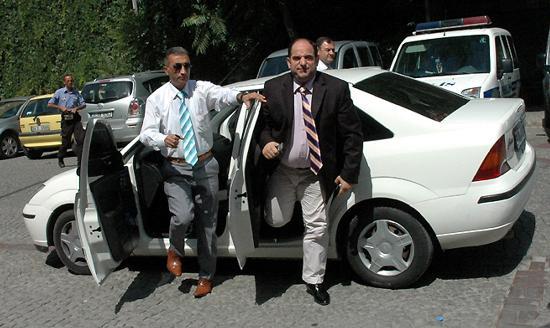 <p><b>ERGENEKON'UN LK SAVCISIYDI</b></p>    Bir ihbar zerine Haziran 2007?de balayan Ergenekon soruturmasnn ilk savcs olan z, soruturmay yrtt 4 yl boyunca sk sk gndeme geldi. Ergenekon soruturmasn yrtt 4 yl boyunca hakknda birok su duyurusu yaplan ve tazminat davas alan z, Ergenekon'a ilikin hazrlanan 16 iddianamenin 8'inin altna imza att.