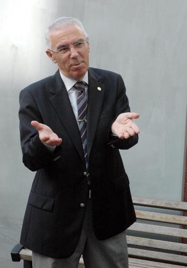 <p><b>YETK KRZ YAANMITI</b></p>    z'n zel yetkili savc olarak grev yapt dnemde nternet Andc soruturmasnda terr rgt yesi olduklar gerekesi ile aralarnda emekli orgeneral Hasan Isz'n da bulunduu 19 kiinin ifadeye arlmas zerine dnemin Basavcs Aykut Cengiz Engin ile aralarnda yetki krizi yaanmt.