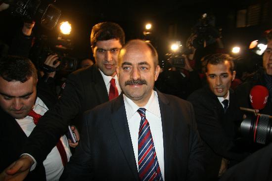 <p><b>17 ARALIK OPERASYONU LE YENDEN GNDEME GELD</b></p>    2011'de zel yetkileri alnarak stanbul Cumhuriyet Basavc vekilliine atanan z, Kaaklk-Narkotik Brosu, Ariv Ynetimi Brosu, Gvenlik Ynetimi Brosu, Tesis Ynetimi Brosu(Teknik ler Masas), Adli Sicil Mdrl'nden sorumlu basavc vekili olarak grev yapt. stanbul Cumhuriyet Basavc vekillii grevine atandktan sonra medyada ok yer almayan z'n ismi 17 Aralk 2013'de yaplan yolsuzluk ve rvet iddialarna ilikin operasyon nedeniyle yeniden gndeme geldi.