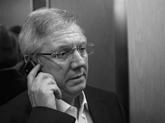 <p><b>KE SORUTURMASINI HBAR ZERNE SAVCI Z BALATMITI</b></p>    Olgun Peker'i organize su rgt oluturarak malarn skorlarn bask ve tehdit ile etkiledii ihbar zerine o tarihte zel yetkili Cumhuriyet Savcs olan Zekeriya z tarafndan Aralk 2010'da ike soruturmas balatlmt. Soruturmann balamasndan ksa bir sre sonra Savc z ile Fenerbahe Kulb Bakan Aziz Yldrm Etiler'de bir alta bir arada grntlenmiti. Savc z'n stanbul Basavc vekilliine atanmasnn ardndan ise ike soruturmasn yrtmek zere zel yetkili Cumhuriyet Savcs Mehmet Berk grevlendirilmiti.