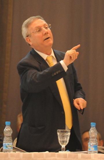 <p><b>"3 AYLIK DNLEME TALEBNDE BULUNDU"</b></p>    Yaplan yarglama sonunda rgt kurmak ve 4 mata ike ile 3 mata tevik sulamasyla 6 yl 3 ay hapis cezasna arptrlan Fenerbahe Spor Kulb Bakan Yldrm ifadesinde, Organize Mcadele ubesi Mdr Nazmi Ard'n Olgun Peker hakknda dinleme almak iin Beikta Adliyesi'ne gittiini belirterek, "Galatasaray Kongre yesi Zekeriya z benim iin 3 aylk dinleme talebinde bulundu. Ertesi hakim kuvvetli su phesi ile nasl oluyorsa dinleme karar verdi. Bu durum operasyonla kar karya kaldmz gstermektedir. Trk sporuna ele geirmek isteyen bir grup bu operasyonu organize etmektedir. Bizlerle iliki kurmak su ve rgtsel iliki kurmak iin yeterli olsayd bata stanbul Cumhuriyet Basavc Vekilleri Fikret Seen ve Zekeriya z, Mehmet Berk ile Nazmi Ard ile birlikte ayn rgtn yesi olmas gerekirdi. Bu kiilerle ma yaptk, yemek yedik. Ancak bizleri derinden yaralayan bizlerle iliki iindeyken bile bizi dinlemi olmalardr" demiti.