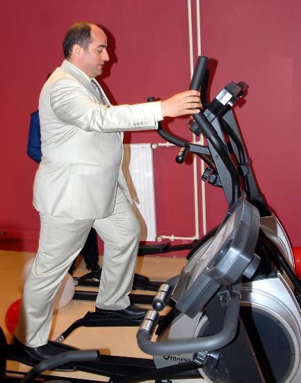 Zekeriya z, 1999 ylnn Austos aynda ksa dnem askerlik hizmetine balad. Askerlie 114,5 kilo olarak balayan savc grevinin 12. gnnde eitli salk nedenleriyle salk kurulunun karsna kt. Kendisine 3 ay sreyle hava deiimi verildi ve verilen srede istenen kilolara inemedi. Bunun zerine 2 kez daha er aylk hava deiimi verildi ve durumunda bir deiiklik olmamas nedeniyle Mays 2000'de eksojen obezite tansyla askerlie elverisizdir raporu verildi.