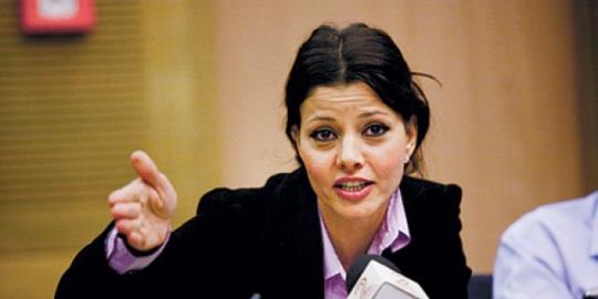 Ayn zamanda dnyann politik kiileri arasndaki en melek yzl kiisi olarak grlyor.