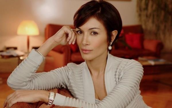 1. Mara Rosaria Carfagna nceden model olan politikac talyan hkmetinde Frsat Eitlii Bakan.