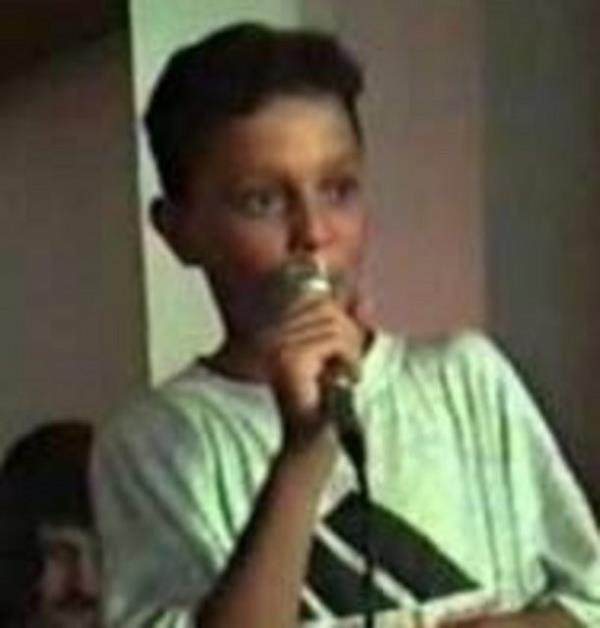 Bu ocuk gnmzn nl arkclarndan biri. Ama belli ki bu alanda kariyer yapmay daha o zamanlar kafasna koymu. Bundan yaklak 21 yl nce bir dnde ark sylerken grntlenen bu nl bakn kim..