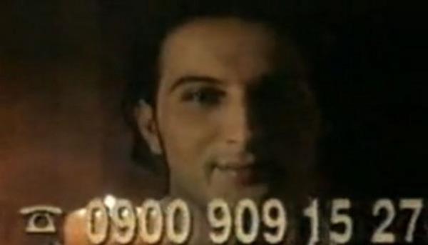 Megastar Tarkan'n 1994'te oynad 900'l hat reklamn izleyenler hayrete dyor. Bakn o zaman uzun salar ve ayrk dileriyle Tarkan nasld?