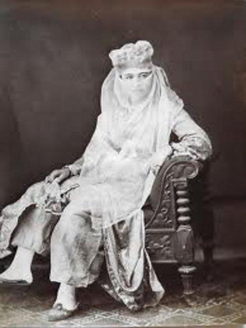 Nurseli diz'le balayan modann hi de yeni olmadn, 107 yl nceki gazeteleri incelediimizde fark ediyoruz. imdi, neredeyse her kanalda artk insanlar ekrana karak e aryor."