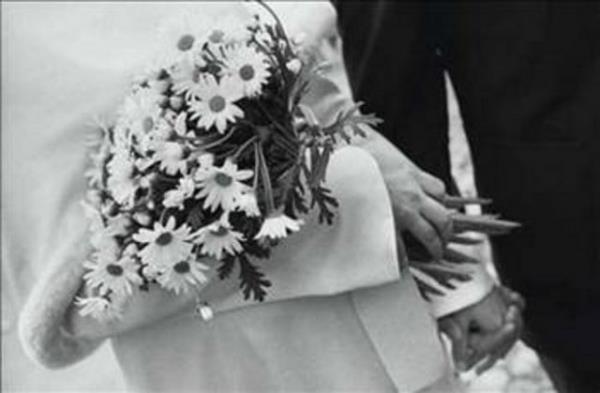 Asil bir aileye mensup olmak, yirmi yandan kk ve yirmi beten byk olmamal. Okur yazar, biraz musikiye aina olmal. Bu artlar dahilinde izdivaca talip olanlara adresimi bildiririm. M.H."