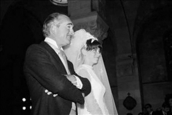 Bu artlar dahilinde dest izdivac arzu edecek hanmefendilerin ya adreslerini bildirmesini veya gazetenizle adresime mracaat etmesini arz eylerim. (H.N.)"