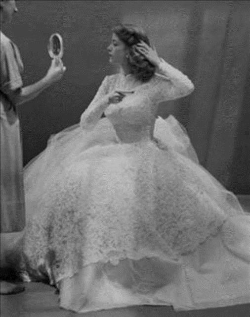 Evlenmek Trk toplumunda her zaman gndemin ana konularndan biri. Gnmzde hayli revata olan evlilik programlarnn ana malzemesi haline getirilen evlilik messesi bundan 107 yl nce nasl oluyordu.?