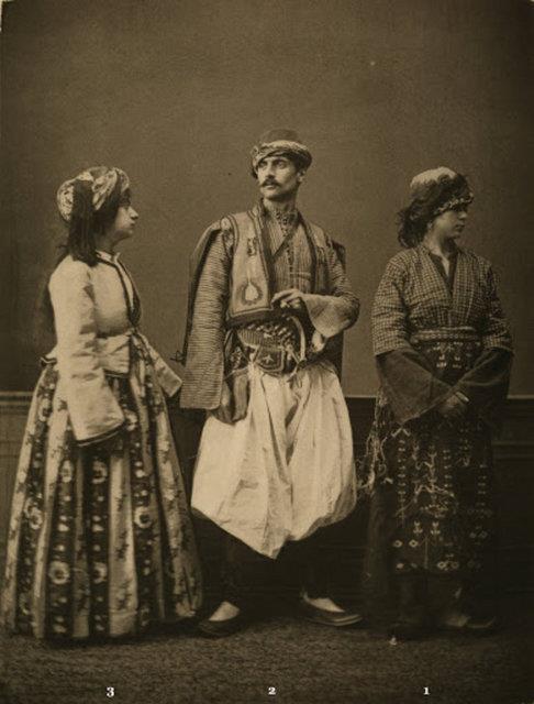 500 kuru aylk gelirim, mkemmel bir evim ve ufak bir arsam var.Ancak saadetimizin devam iin refika-i mstakbelimin (mstakbel eimin) biraz servet sahibi olmasn dilerim.