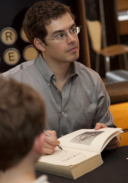 u an 30 yanda olan Paolini, ilk kitab Eragon'u yazdnda 15 yandayd ve kitab Eragon, hem New York Times Bestseller Yazar oldu hem de kitabnn filmi ekildi!