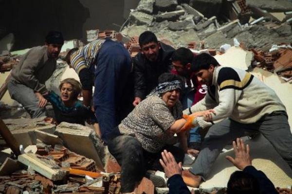 <p><b>VAKIFBANK-TFMD Yln Basn Fotoraflar 2011 </b></p>  Sebahattin Ylmaz ?Cem Emir zel dl   <p>Ali hsan ztrk / Anadolu Ajans </p>  Van Depremi