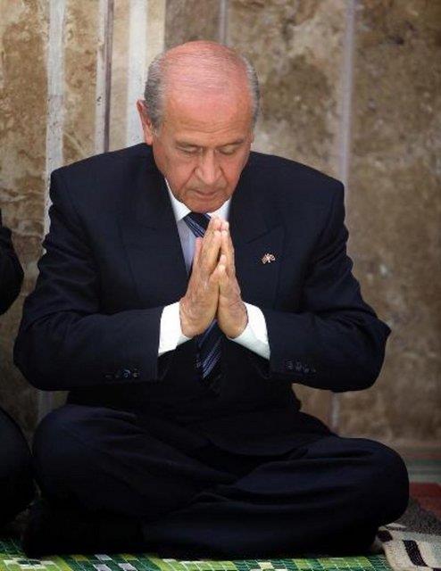 <p><b>VAKIFBANK-TFMD Yln Basn Fotoraflar 2011 Rafet Hner zel dl </b></p>  Arif Akdoan, Habertrk Gazetesi   <p>MHP Genel Bakan Devlet Baheli, ehitler antnda dua ediyor.</p>