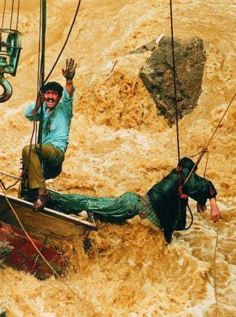 <p><b>VAKIFBANK-TFMD Yln Basn Fotoraflar 1995 Yln Basn Fotoraf ve Yln Haber Fotoraf </b></p>  Cemalettin Araz ? Cumhuriyet Gazetesi   <p>Van'da sel</p>