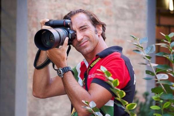 19988 ylnda Anadolu Ajans'ndan Fikret Ay zmir'de Bando eliinde yaplan ykm karesi ile Yln basn fotoraflar dln ald.