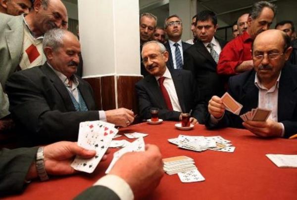 <p><b>VAKIFBANK-TFMD Yln Basn Fotoraflar 2011 Yln Siyaset Fotoraf ncs </b></p>  Volkan Yldrm, Hrriyet Gazetesi   <p>CHP Genel Bakan Kemal Kldarolu, okey masasna konuk oldu</p>