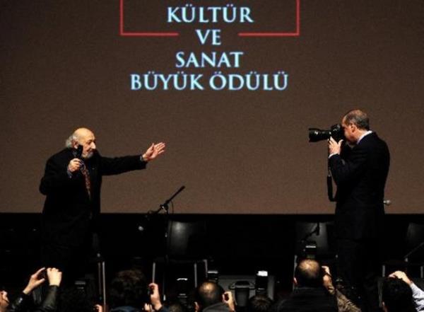 <p><b>VAKIFBANK-TFMD Yln Basn Fotoraflar 2012 Rafet Hner zel dl </b></p>  Burak Akbulut, Anadolu Ajans   <p>Babakan Recep Tayyip Erdoan ve foto muhabiri Ara Gler, Kltr ve Sanat Byk dlleri Treni.</p>