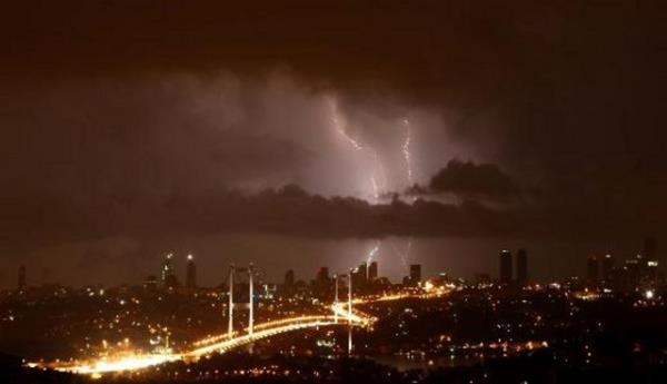 <p><b>VAKIFBANK-TFMD Yln Basn Fotoraflar 2009 TFMD zel dl </b></p>  Sedat Suna, Milliyet Gazetesi   <p>stanbul semalarn imekler, aydnlatt</p>