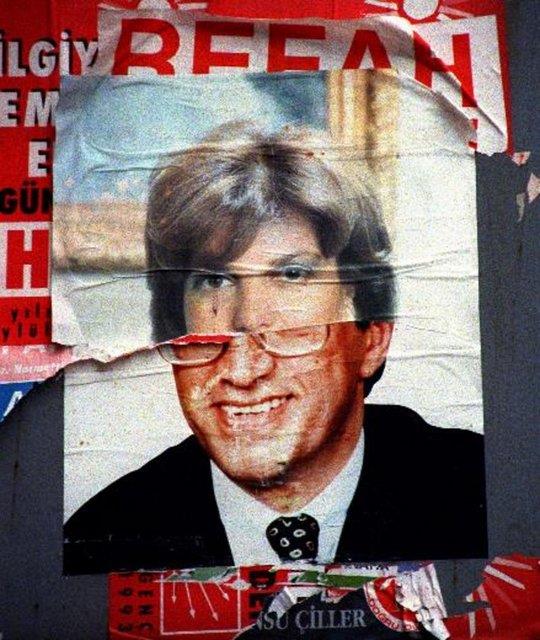 <p><b>VAKIFBANK-TFMD Yln Basn Fotoraflar 1993 Yln Siyaset Fotoraf ikincisi </b></p>  Hasan Aydn, Anadolu Ajans   <p>1993 seimlerinde afiler yart</p>