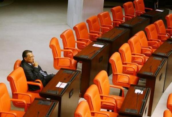 <p><b>VAKIFBANK-TFMD Yln Basn Fotoraflar 2008 Yln Siyaset Fotoraf </b></p>  Alper Yurtsever, Takvim Gazetesi   <p>ANAP Eski Genel Bakan Mesut Ylmaz, TBMM Genel Kurulu'nda yalnz</p>