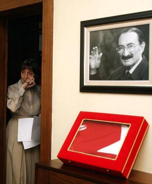 <p><b>VAKIFBANK-TFMD Yln Basn Fotoraflar 2007 Yln Siyaset Fotoraf </b></p>  Ali nal ? Zaman Gazetesi   <p>Blent Ecevit'in vefat sonrasnda ei Rahan Ecevit evinde</p>