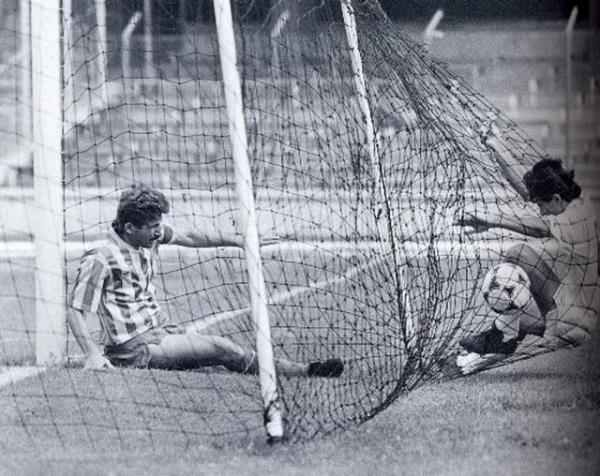 <p><b>VAKIFBANK-TFMD Yln Basn Fotoraflar 1992 Yln Spor Fotoraf </b></p>  Altan Altun ? Akam Gazetesi   <p>Ma gol</p>