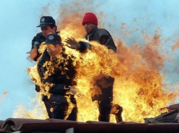 <p><b>VAKIFBANK-TFMD Yln Basn Fotoraflar 1994 Yln Basn Fotoraf ve Yln Haber Fotoraf </b></p>  Levent Arslan ? Hrriyet Gazetesi   <p>Eylemciyi kurtaran polis kendisi yand</p>