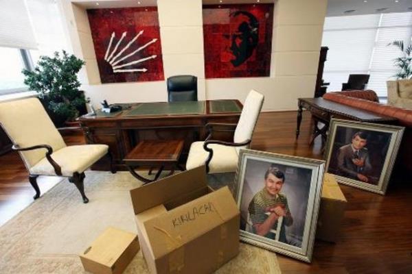 <p><b>VAKIFBANK-TFMD Yln Basn Fotoraflar 2010 Yln Siyaset Fotoraf ikincisi </b></p>  mit Turpu, Habertrk Gazetesi   <p>CHP Genel Bakan Deniz Baykal'n makam odas istifasnn ardndan topland.</p>