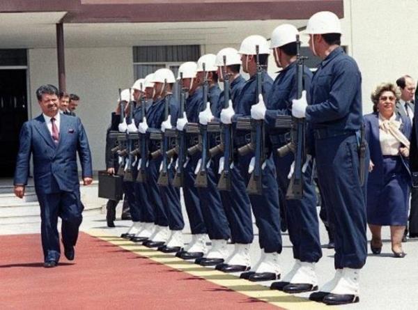 <p><b>VAKIFBANK-TFMD Yln Basn Fotoraflar 1990 Yln Basn Fotoraf ve Yln Haber Fotoraf </b></p>  Selahattin Ylmaz ? Anadolu Ajans   <p>Cumhurbakan Turgut zal tren ktasn selamlad. Ei Semra zal, arkadan geti.</p>