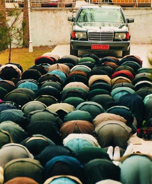 1995 Ylndan Hrriyet Foto Muhabiri mit Turpu, Erbakan'n arac nnde klnan namaz karesi ile Yln Basn Fotoraflar dl'n ald.