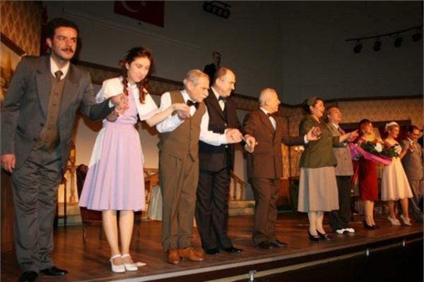 <p><b>Tiyatro bileti</b></p>  En iyi koltuklardan tiyatro izlemenin iki kiilik maliyeti 100 lirann zerinde.