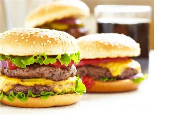 <p><b>Fast food n</b></p>  stanbullular klasik bir fast-food rn iin 13 liray gzden karyor.