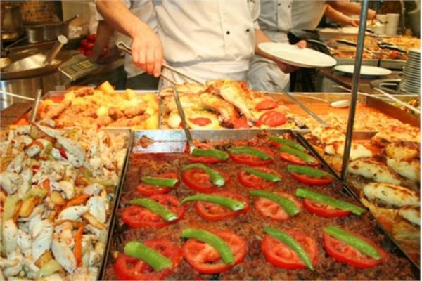 <p><b> merkezlerinde yemein maliyeti</b></p>  Byk irketlerin binalarnn yer ald i merkezlerinde ortalama le yemei maliyeti 20 lira.