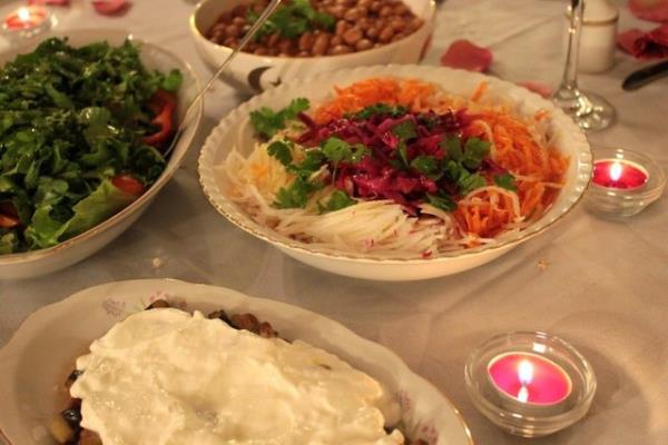 <p><b>ki kiilik akam yemei</b></p>  stanbul'da iki kii ortalama bir lokantada akam yemei iin yaklak 62 lira dyor.