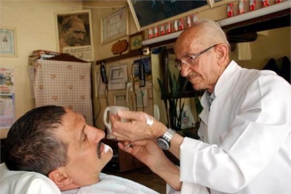 <p><b>Berber</b></p>  stanbul'da yabanclarn arlkl olarak yaad bir mahallede ortalama bir erkek sa ve sakal tra maliyeti 27 lira.