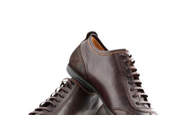 <p><b> ayakkabs</b></p>  stanbullular i yerinde giymek iin alacaklar k bir ayakkabya ortalama 153 lira dyor.